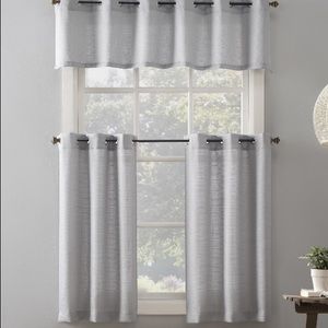 Mainstays Silver Tier/Valance set